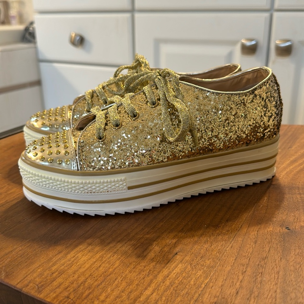 NWOT Gold Sparkly Platform Sneakers , Sz 6